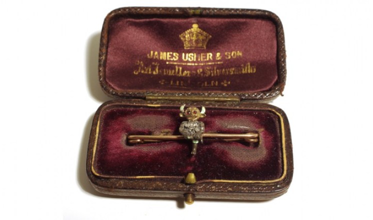 Imp brooch with diamonds and rubies on a gold bar, made by James Usher & Son in the Usher Gallery collection